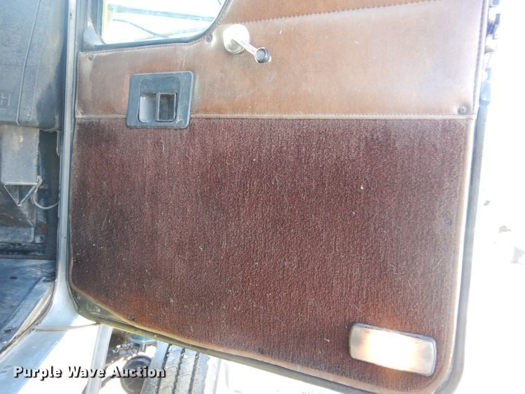 image for item DJ8576 2001 Kenworth T800  semi truck