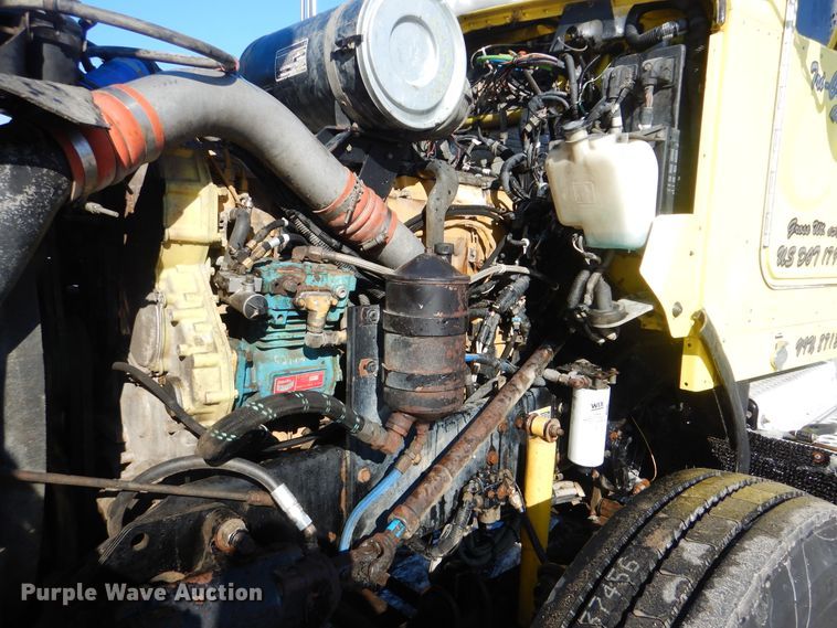 image for item DJ8576 2001 Kenworth T800  semi truck