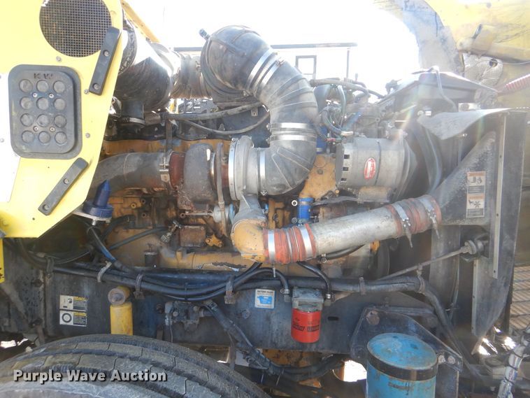 image for item DJ8576 2001 Kenworth T800  semi truck