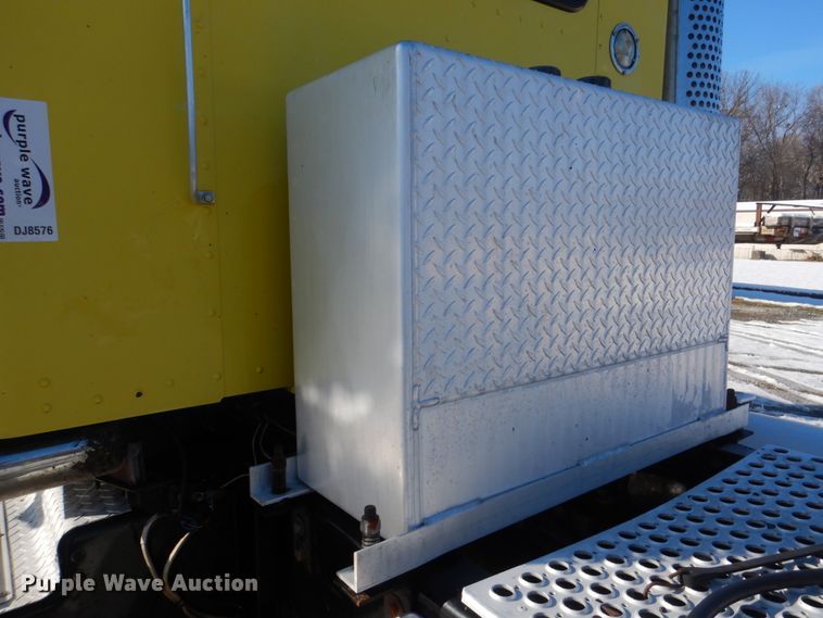 image for item DJ8576 2001 Kenworth T800  semi truck