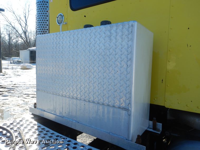 image for item DJ8576 2001 Kenworth T800  semi truck