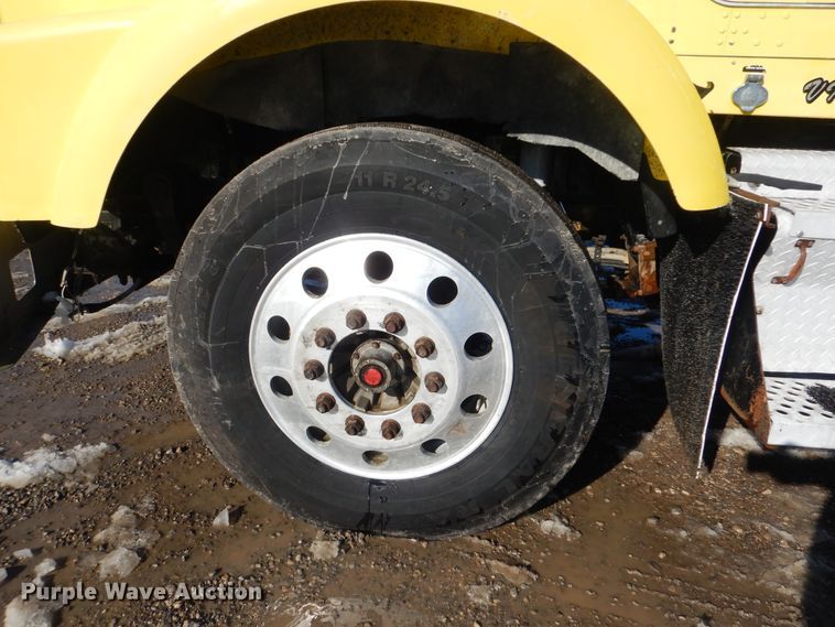 image for item DJ8576 2001 Kenworth T800  semi truck