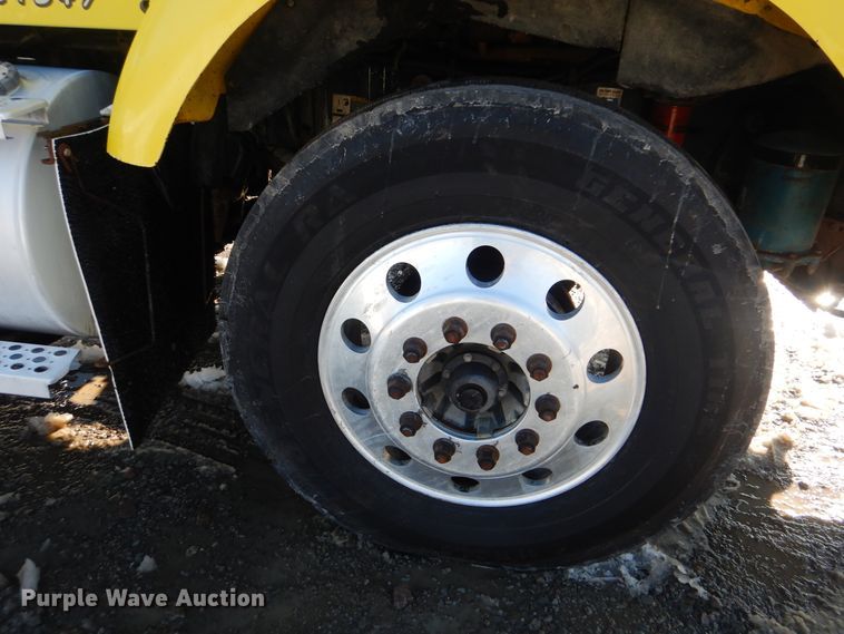 image for item DJ8576 2001 Kenworth T800  semi truck