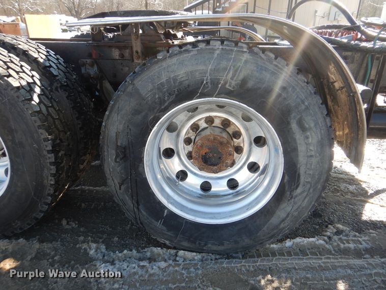 image for item DJ8576 2001 Kenworth T800  semi truck