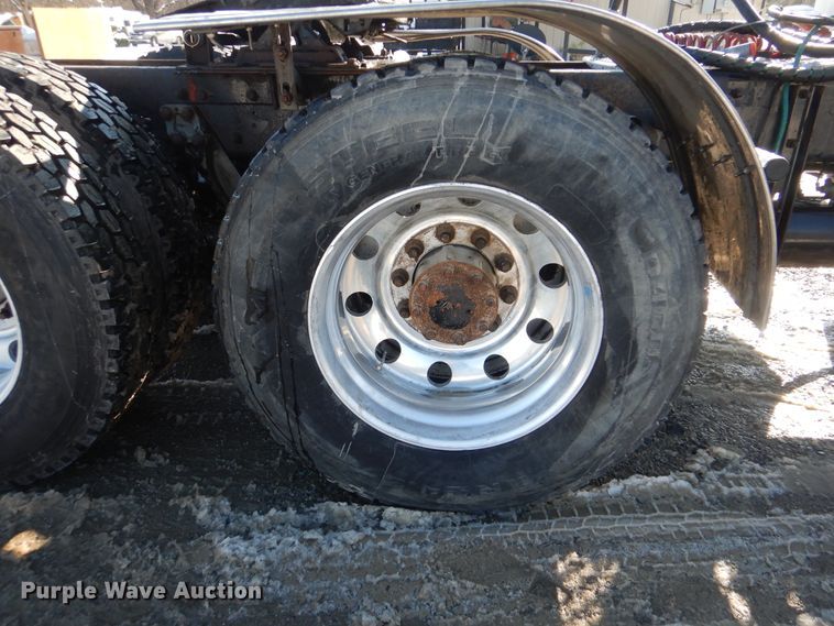 image for item DJ8576 2001 Kenworth T800  semi truck