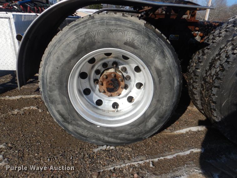 image for item DJ8576 2001 Kenworth T800  semi truck