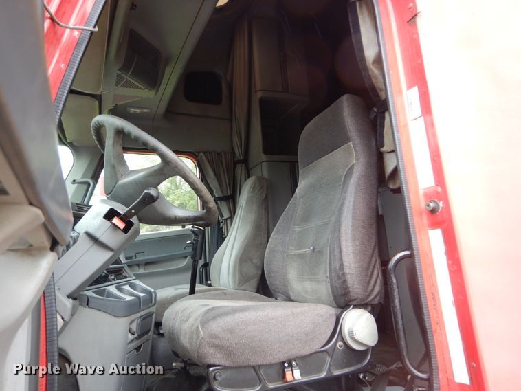 image for item GV9183 2006 Freightliner Columbia  semi truck