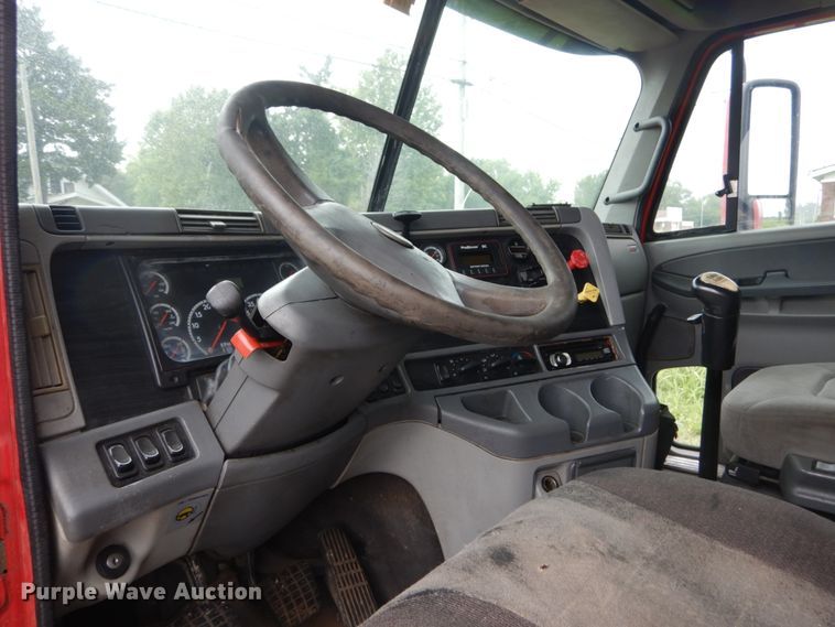 image for item GV9183 2006 Freightliner Columbia  semi truck