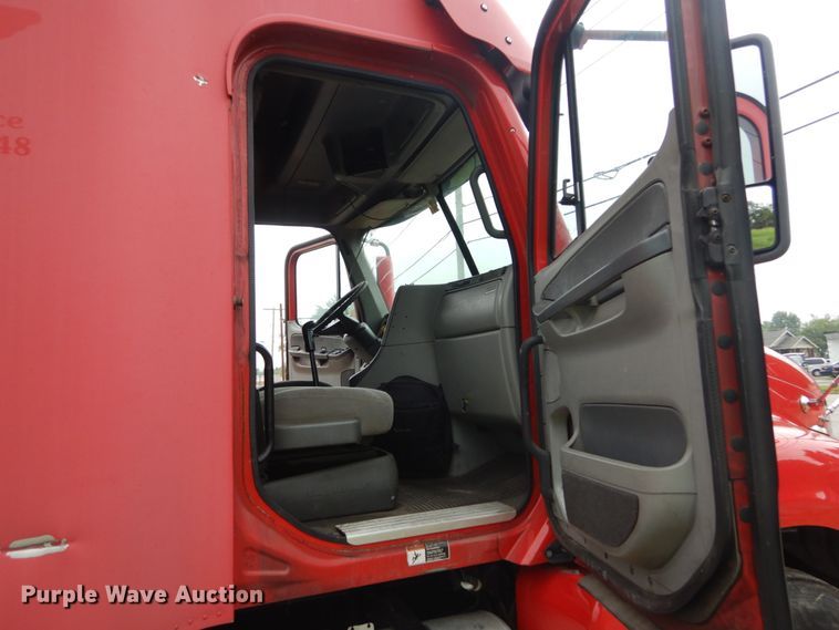 image for item GV9183 2006 Freightliner Columbia  semi truck