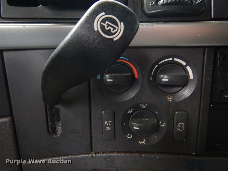 image for item GV9184 2009 Volvo VNL670  semi truck