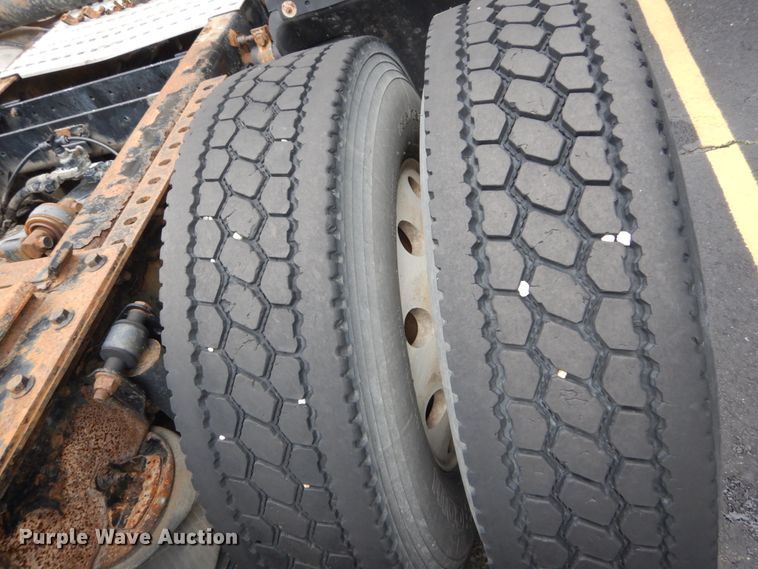 image for item GV9184 2009 Volvo VNL670  semi truck