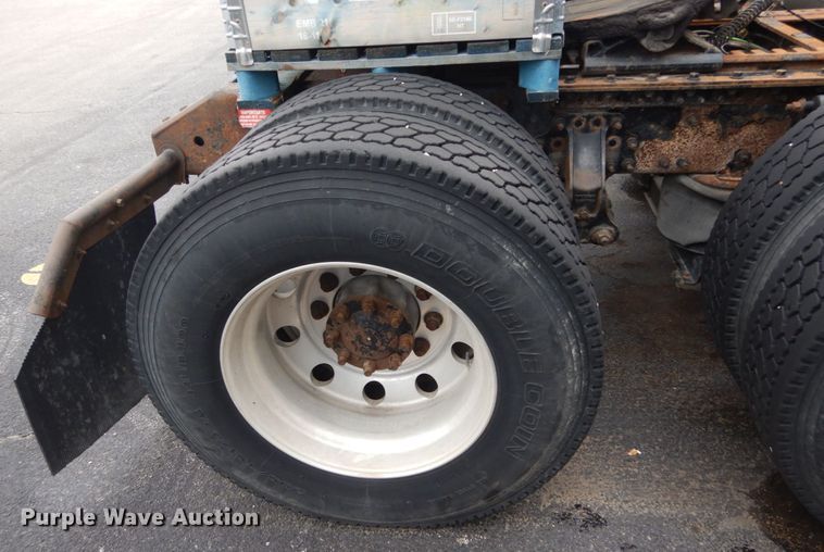 image for item GV9184 2009 Volvo VNL670  semi truck