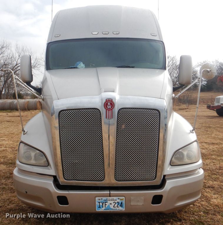 image for item HW9758 2012 Kenworth T700  semi truck