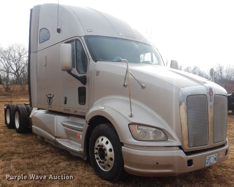 image for item HW9758 2012 Kenworth T700  semi truck