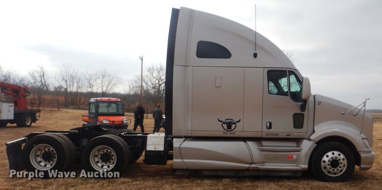 image for item HW9758 2012 Kenworth T700  semi truck