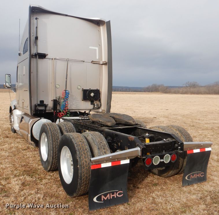 image for item HW9758 2012 Kenworth T700  semi truck