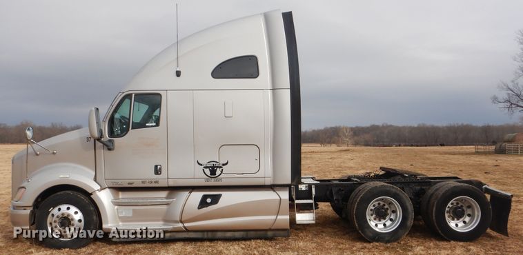 image for item HW9758 2012 Kenworth T700  semi truck