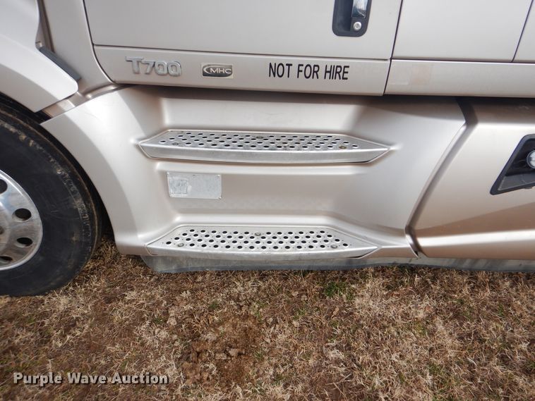 image for item HW9758 2012 Kenworth T700  semi truck