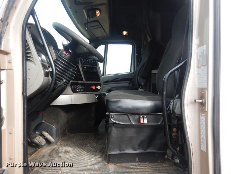 image for item HW9758 2012 Kenworth T700  semi truck