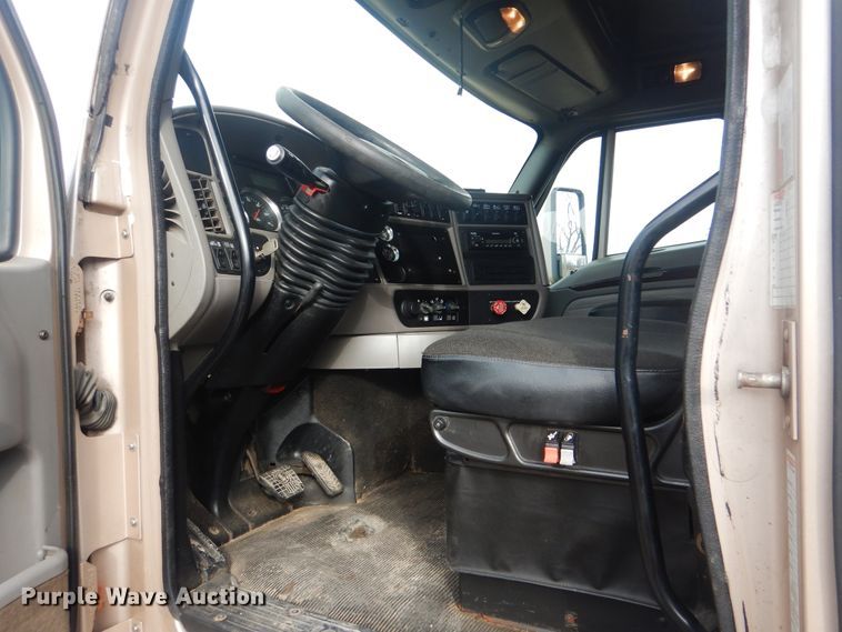 image for item HW9758 2012 Kenworth T700  semi truck