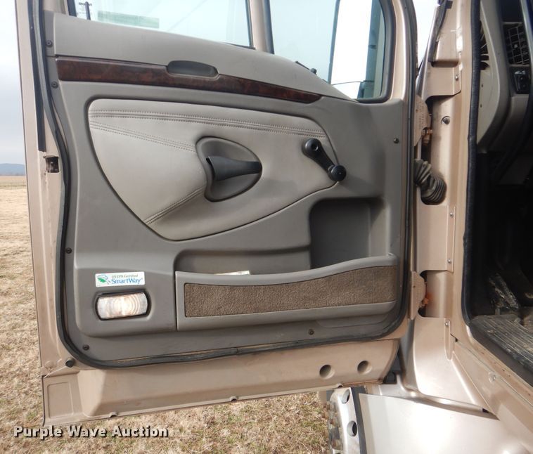 image for item HW9758 2012 Kenworth T700  semi truck