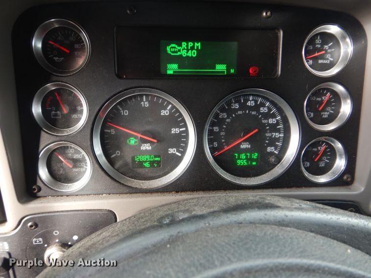 image for item HW9758 2012 Kenworth T700  semi truck