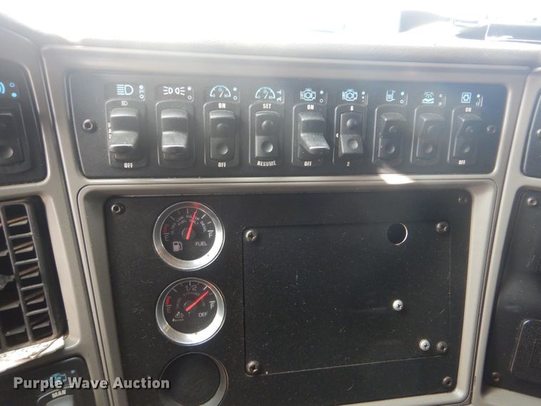 image for item HW9758 2012 Kenworth T700  semi truck