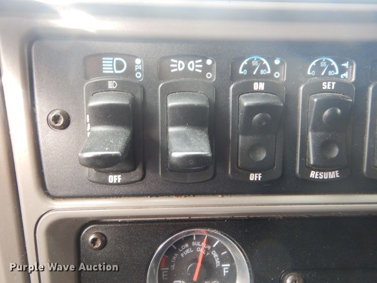 image for item HW9758 2012 Kenworth T700  semi truck