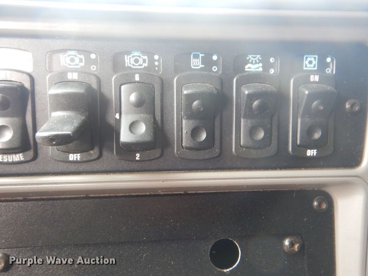 image for item HW9758 2012 Kenworth T700  semi truck