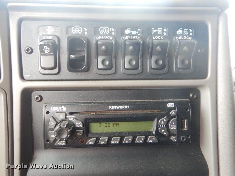 image for item HW9758 2012 Kenworth T700  semi truck