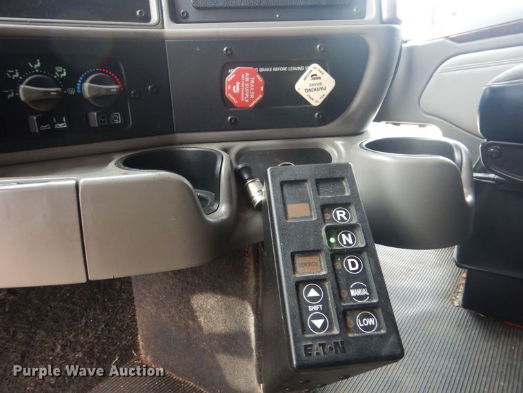 image for item HW9758 2012 Kenworth T700  semi truck