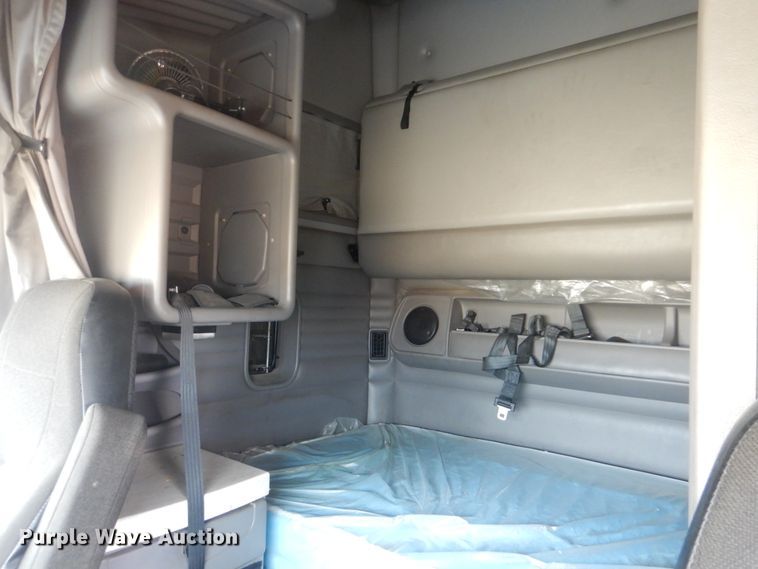 image for item HW9758 2012 Kenworth T700  semi truck