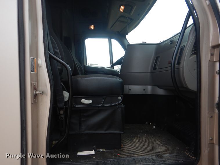 image for item HW9758 2012 Kenworth T700  semi truck