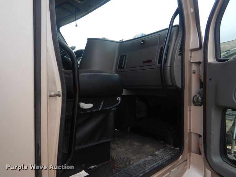 image for item HW9758 2012 Kenworth T700  semi truck