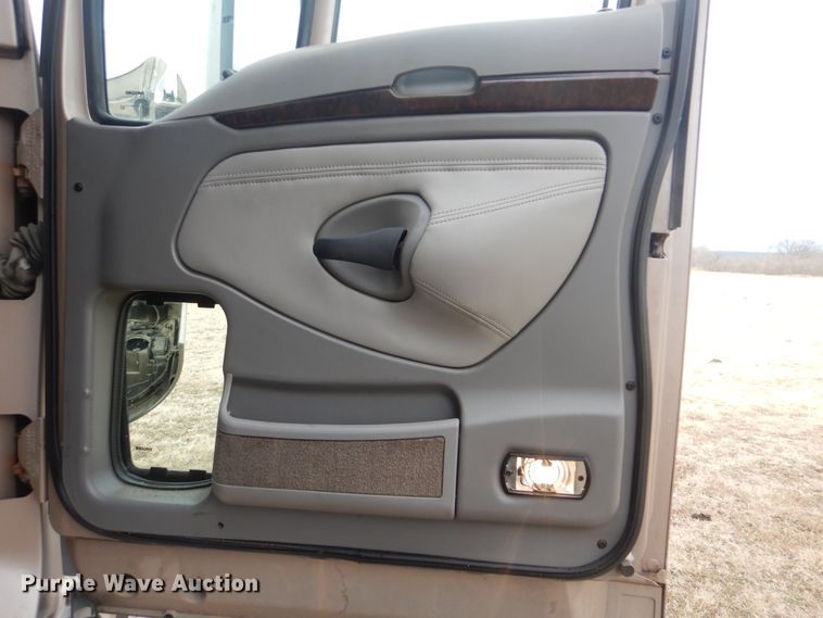 image for item HW9758 2012 Kenworth T700  semi truck