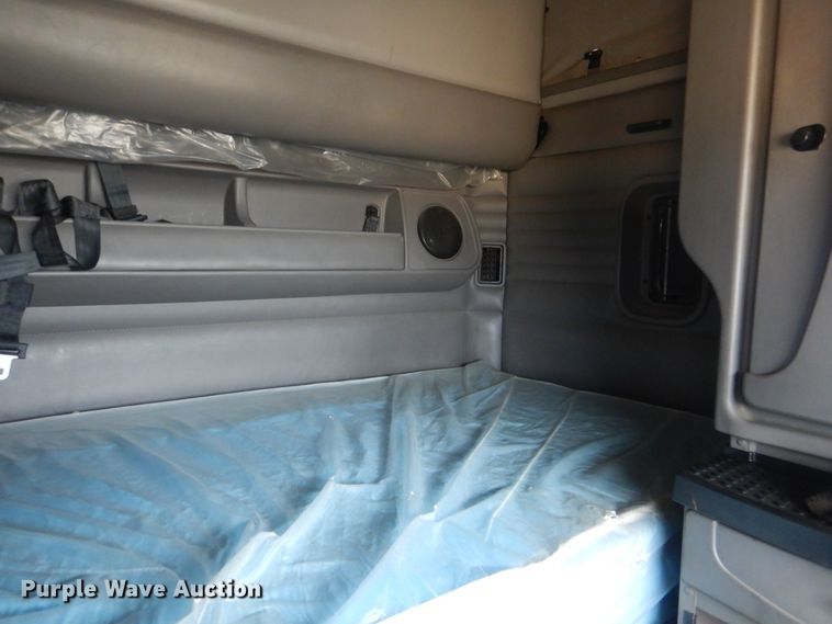 image for item HW9758 2012 Kenworth T700  semi truck