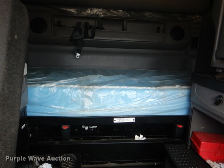 image for item HW9758 2012 Kenworth T700  semi truck