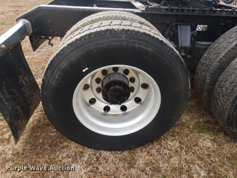 image for item HW9758 2012 Kenworth T700  semi truck