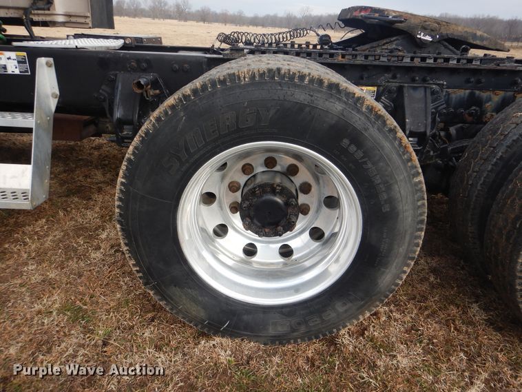 image for item HW9758 2012 Kenworth T700  semi truck