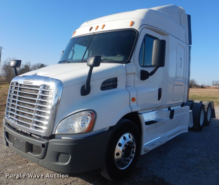 image for item HX9076 2014 Freightliner Cascadia  semi truck