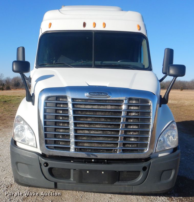 image for item HX9076 2014 Freightliner Cascadia  semi truck