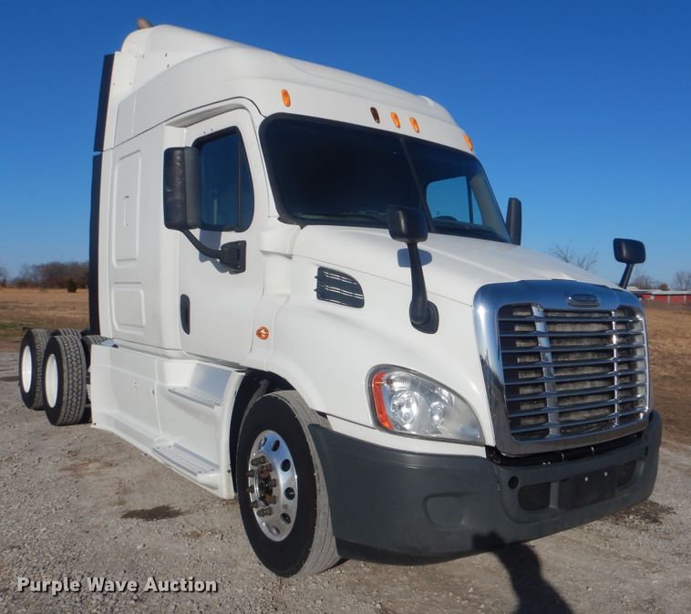 image for item HX9076 2014 Freightliner Cascadia  semi truck