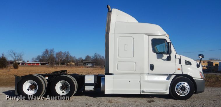 image for item HX9076 2014 Freightliner Cascadia  semi truck