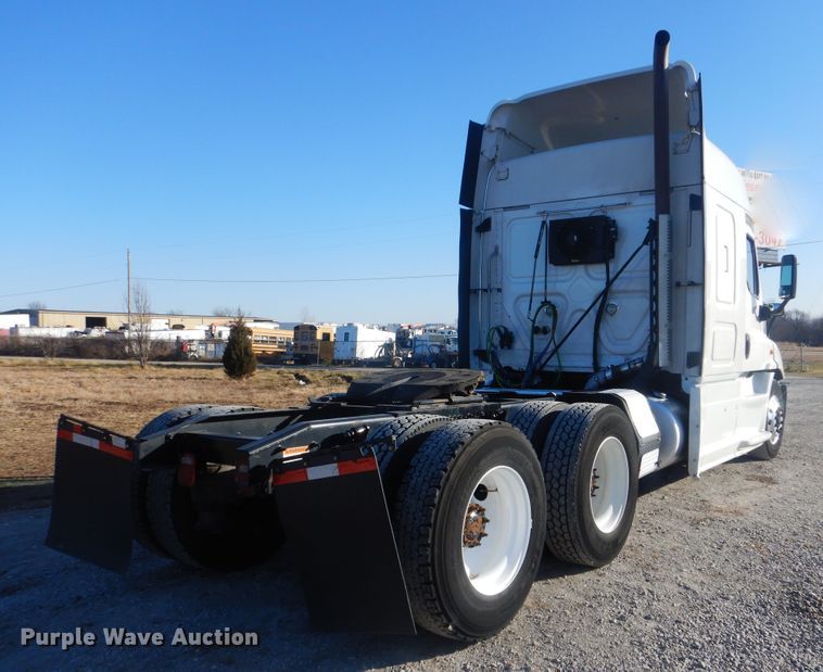 image for item HX9076 2014 Freightliner Cascadia  semi truck