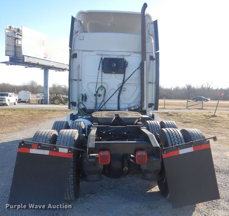 image for item HX9076 2014 Freightliner Cascadia  semi truck