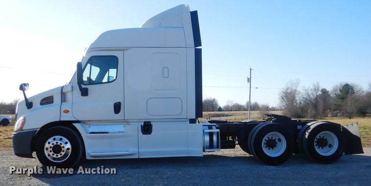 image for item HX9076 2014 Freightliner Cascadia  semi truck