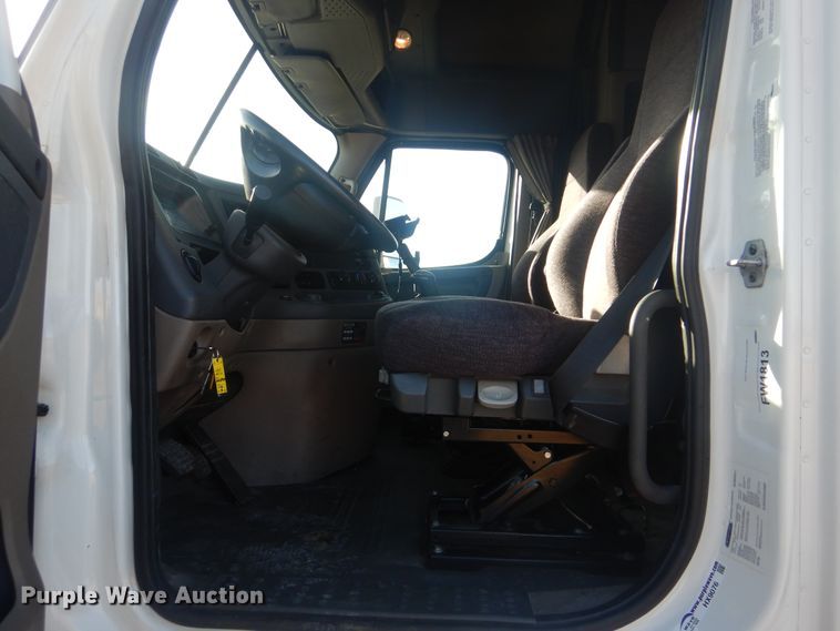 image for item HX9076 2014 Freightliner Cascadia  semi truck