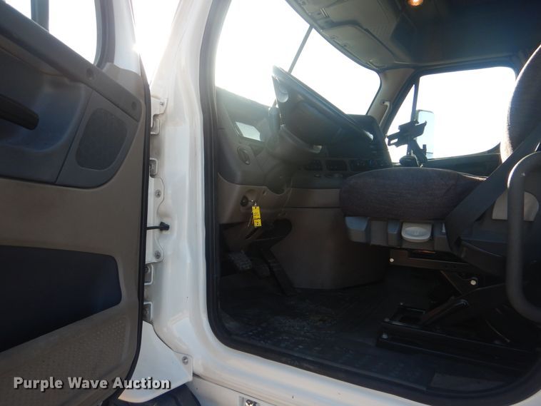 image for item HX9076 2014 Freightliner Cascadia  semi truck