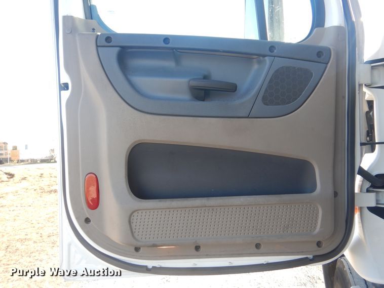 image for item HX9076 2014 Freightliner Cascadia  semi truck