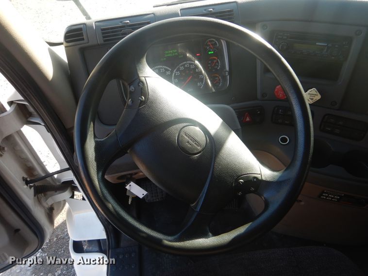 image for item HX9076 2014 Freightliner Cascadia  semi truck